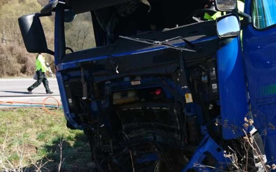 Egy teherautó és egy személyautó ütközött frontálisan – utóbbi sofőrje a balesetben életét vesztette
