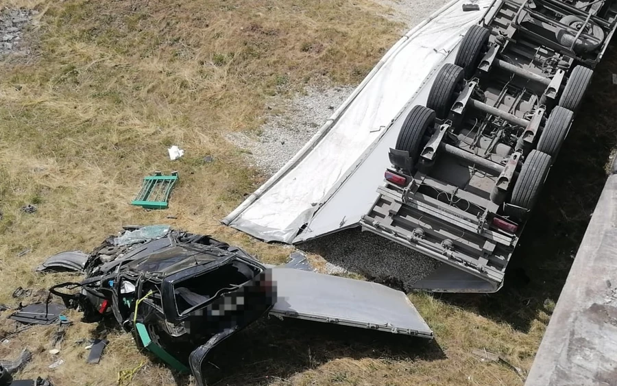 SZÖRNYŰ TÖMEGBALESET: Teherautó ütközött egy személyautóval, mindkét jármű lesodródott a felüljáróról