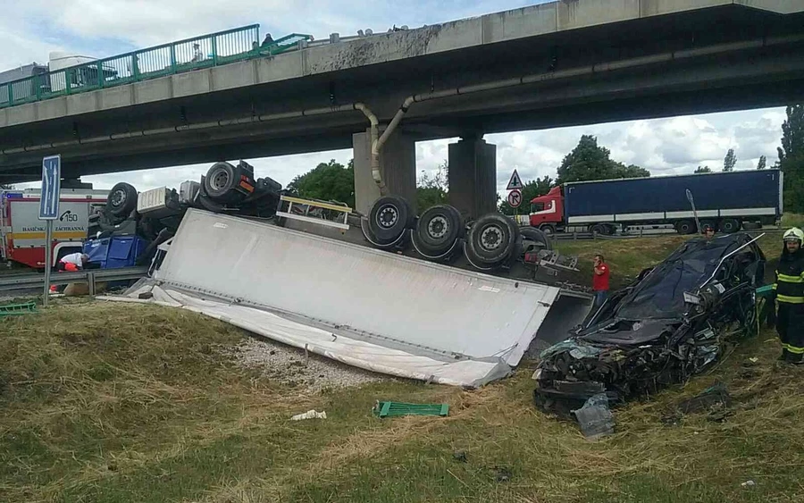 SZÖRNYŰ TÖMEGBALESET: Teherautó ütközött egy személyautóval, mindkét jármű lesodródott a felüljáróról