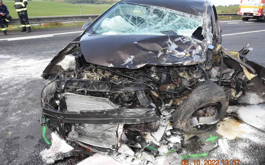 SÚLYOS BALESET: Egy személyautó és egy kamion ütközött