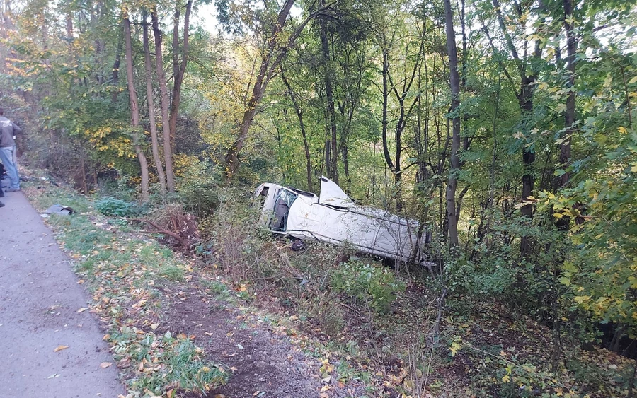 Balesetet szenvedett egy furgon, 27 menekült utazott benne