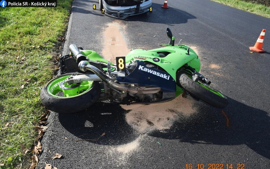 SÚLYOS baleset – Egy személyautó és egy motoros ütközött