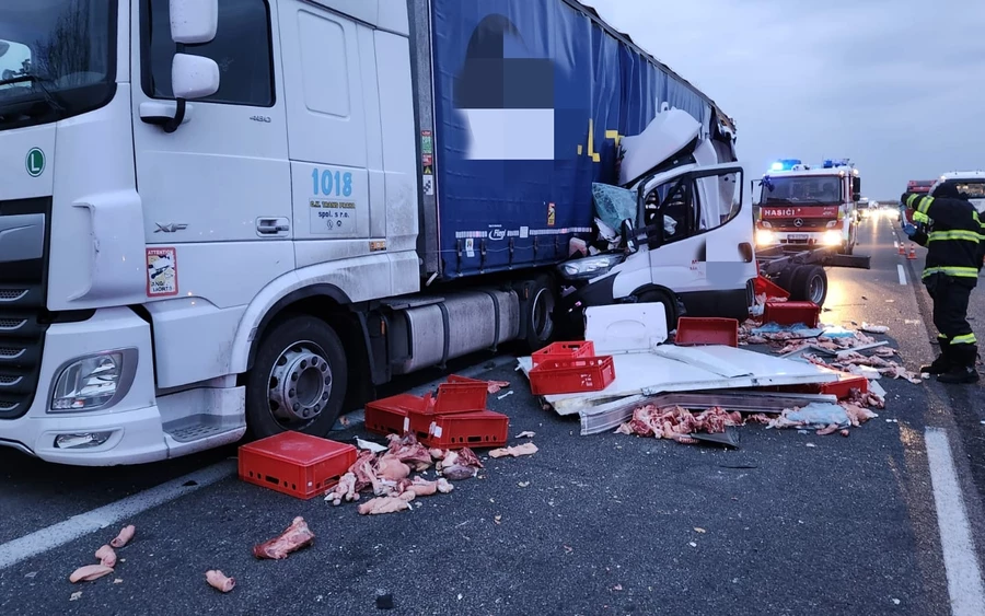 VIDEÓ: Tömegbaleset a D1-es autópályán – Kamionba hajtott egy hűtőautó, a hússzállítmány az útra borult