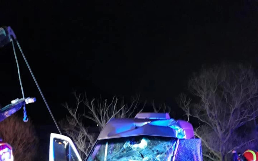 Egy autóbusz és egy furgon ütközött, két ember meghalt