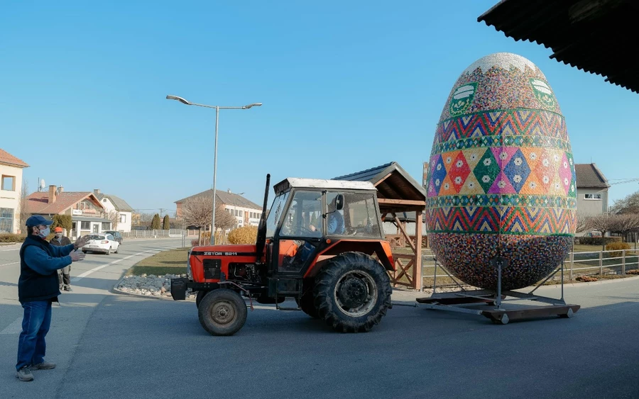 A csapat védőmaszkokban dolgozott az óriástojás körül.