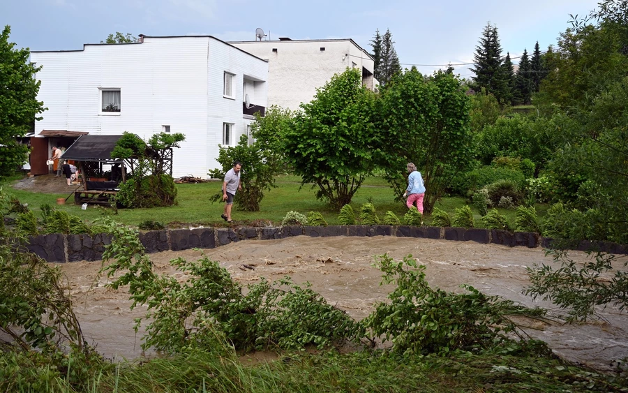 Teljesen elárasztotta a víz a kis szlovákiai falut