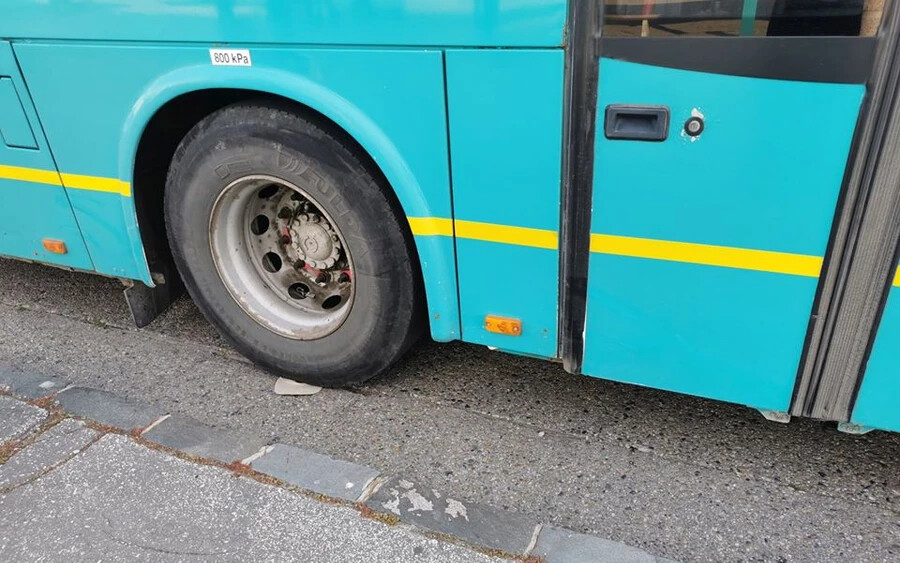 Az autóbusz ajtajai közé záródott egy 85 éves bácsi