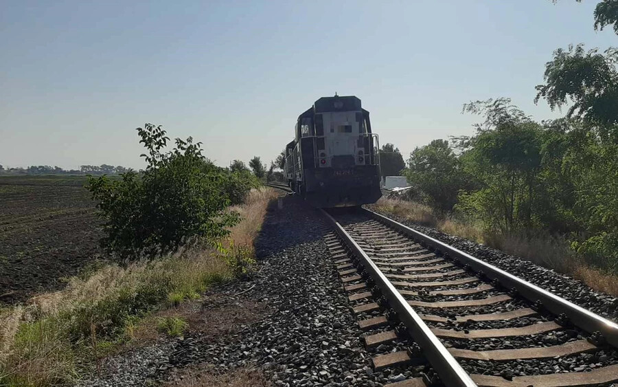 Súlyos baleset a Komárom–Pozsony vasútvonalon – vonat elé hajtott egy autó