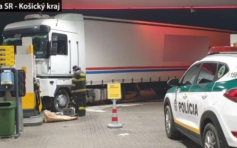 Benzinkútnak hajtott egy részeg kamionsofőr
