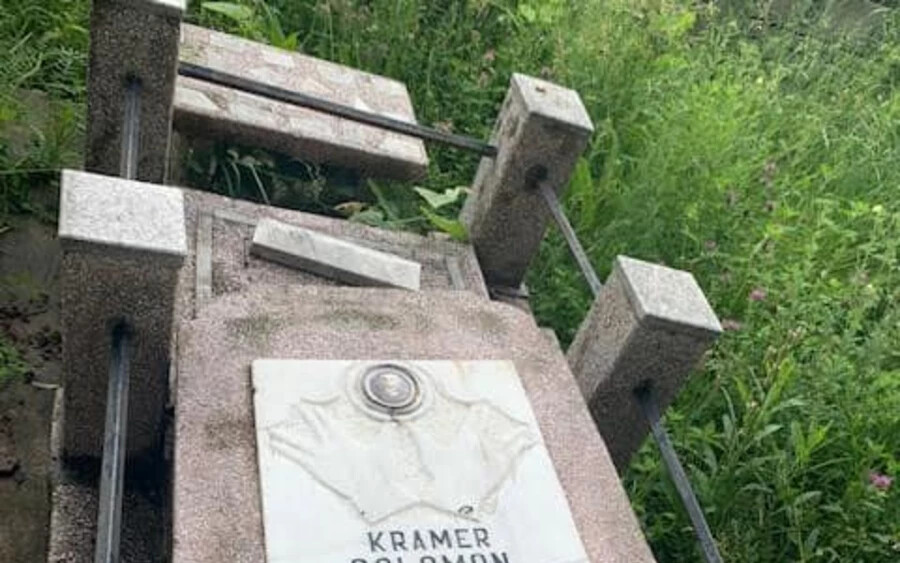 Sírokat rongáltak meg egy romániai zsidó temetőben