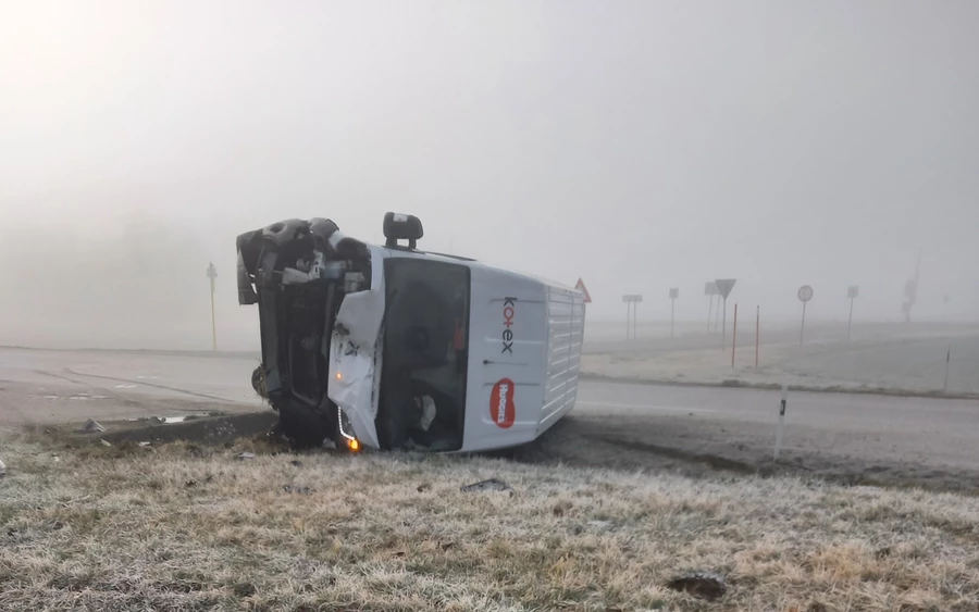 Egy furgon és egy személyautó ütközött Muzsla és Béla között