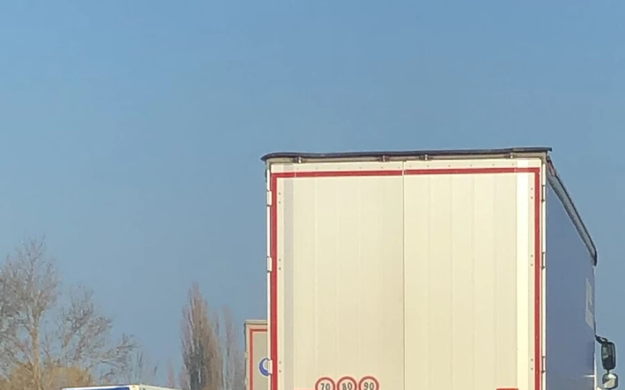 Dugóban várakozó teherautónak hajtott egy luxusautó