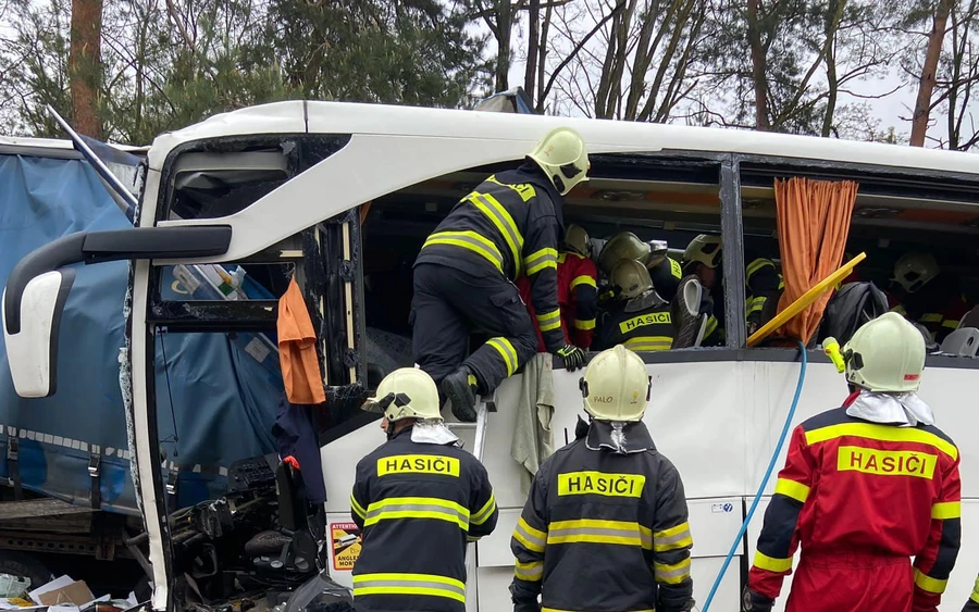 Autóbusszal ütközött a kamion, 37-en megsérültek