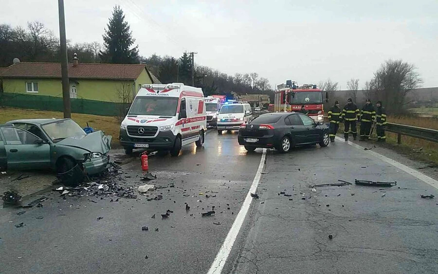 Súlyos közúti baleset Rimaszombatban, négy személy megsérült