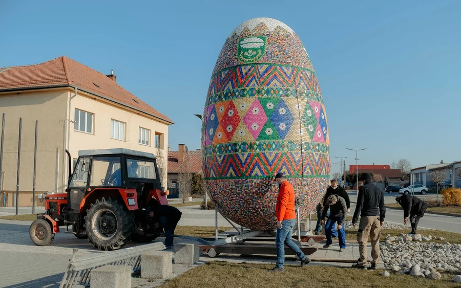 A csapat védőmaszkokban dolgozott az óriástojás körül.