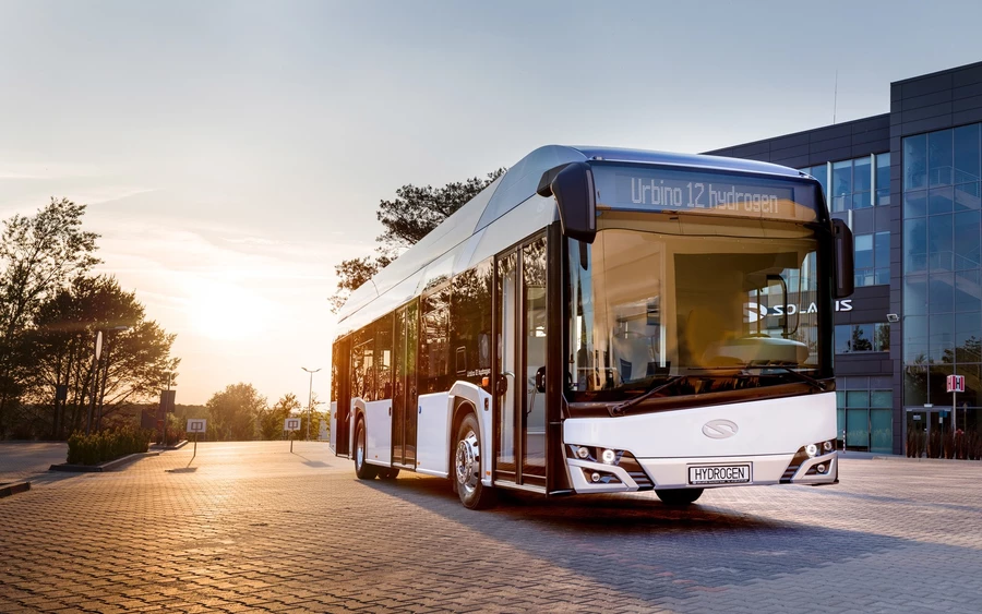 Elsősorban abban, hogy lényegesen halkabb, és nem vibrál úgy, mint a dízeles vagy LPG-re működő buszok. 