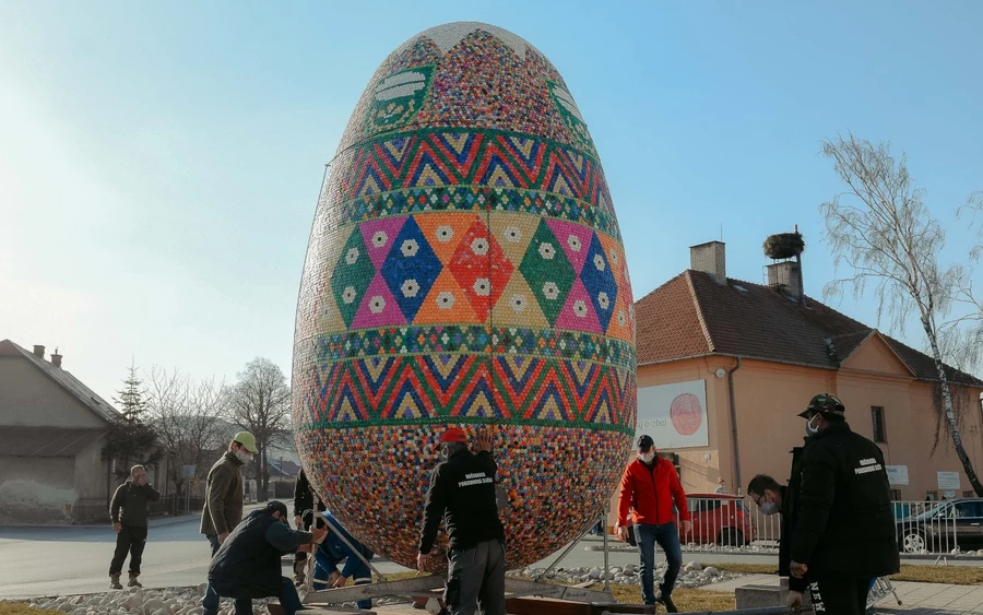 A csapat védőmaszkokban dolgozott az óriástojás körül.