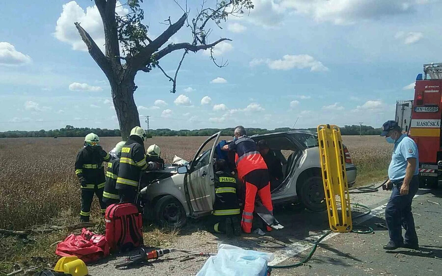 Súlyos közúti baleset – fának csapódott egy autó Komáromi járásban