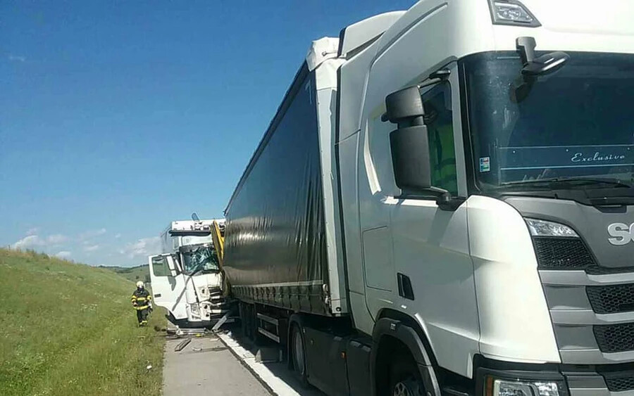 Három teherautó rohant egymásba a Trencséni járásban