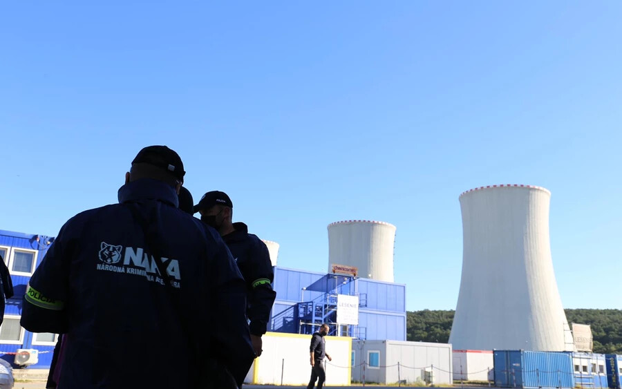 A mohi atomerőműben és Pozsonyban is razziázik a NAKA
