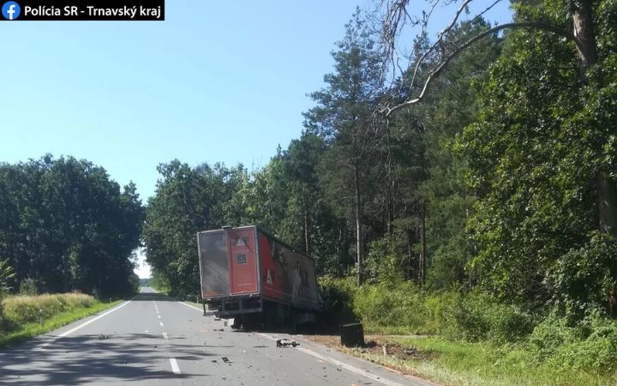 Tragikus baleset: egy teher- és egy személyautó ütközött frontálisan