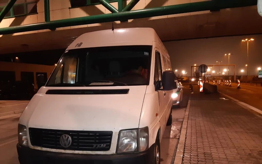 Menekülteket szállító furgont fogtak a Dunacsún–Rajka határátkelőn