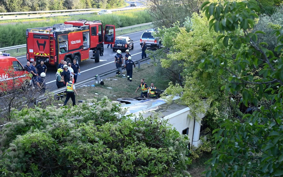 Árokba borult egy autóbusz Magyarországon, legalább nyolcan meghaltak