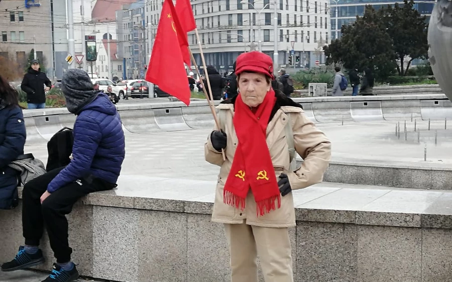 Már az elnöki palota előtt is gyülekezik a tömeg