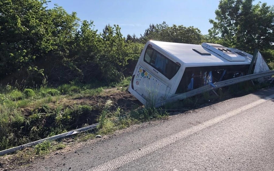 Súlyos baleset Galánta és Diószeg között – autóbusz és kamion ütközött