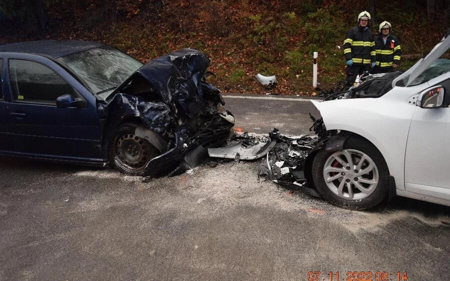SÚLYOS BALESET: Szarvas ugrott az autó elé, frontálisan ütközött egy másik járművel