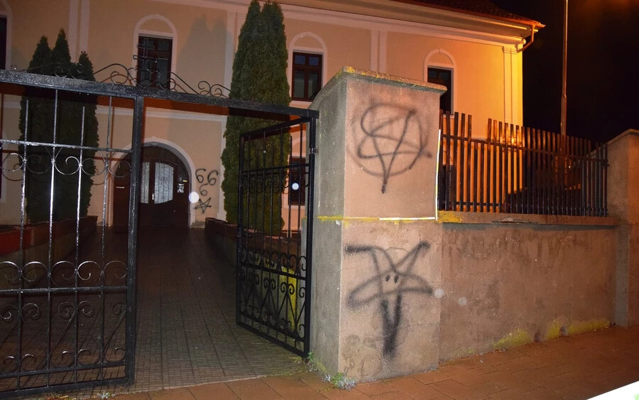 Sátánista szimbólumokat festettek egy római katolikus templom falára