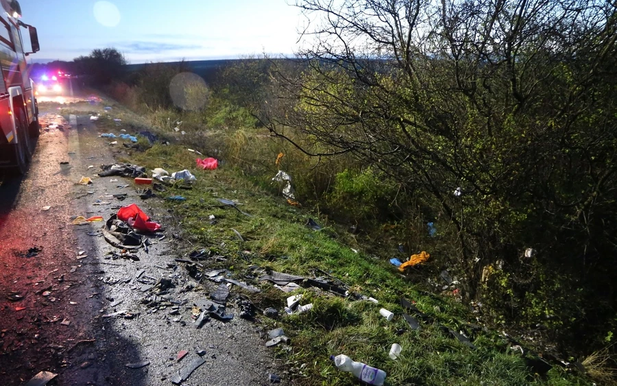 Újabb videót és képeket közölt a rendőrség a buszbaleset helyszínéről