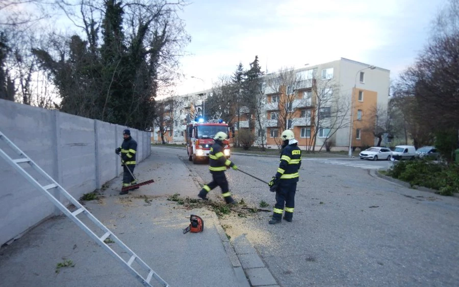 Az időjárás miatt riasztották a tűzoltókat országszerte