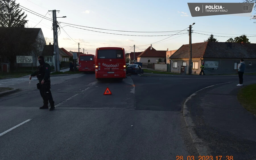 Egy autóbusz és egy személyautó ütközött Csallóközcsütörtökön (FOTÓK)