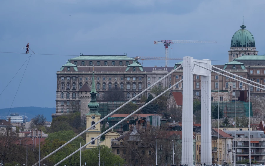 FOTÓK: Drótkötélen egyensúlyozva kelt át a Duna felett Simet László artistaművész