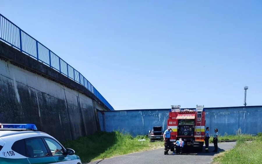 TRAGÉDIA: Betonfalnak hajtott, elhunyt egy 40 éves sofőr Doborgaz és Dunacsún között