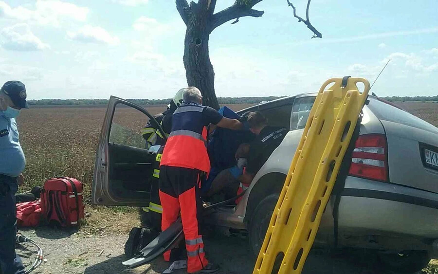 Súlyos közúti baleset – fának csapódott egy autó Komáromi járásban