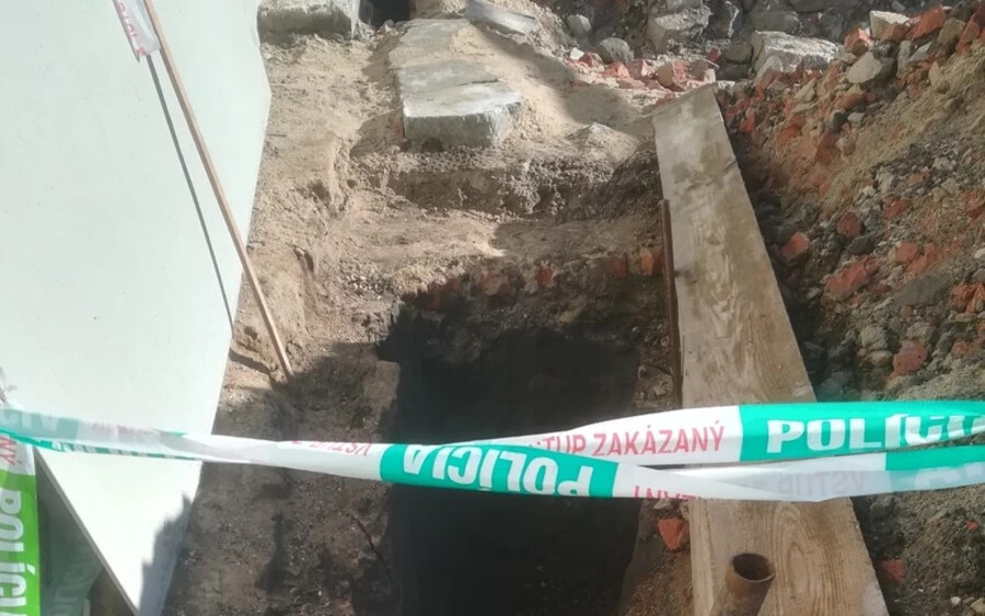 GALÉRIA: Emberi maradványokra bukkant ásás közben egy férfi