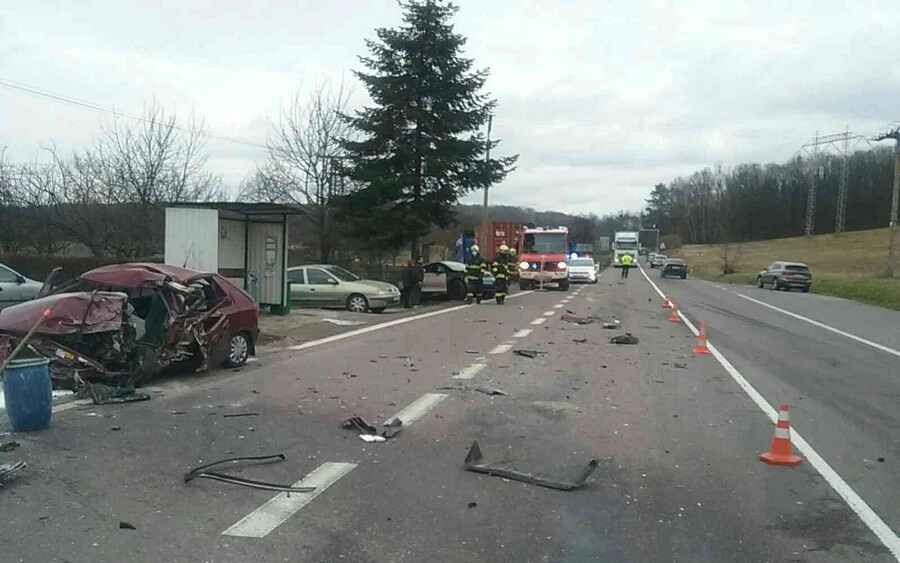 Tragikus baleset – két személyautó és egy kamion ütközött