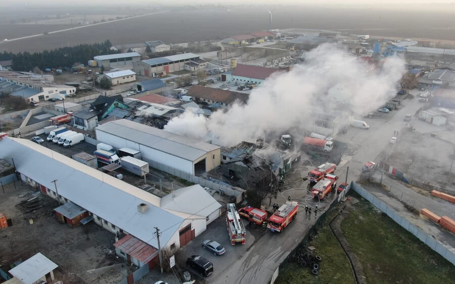GALÉRIA: Tűz ütött ki egy szenci telephelyen