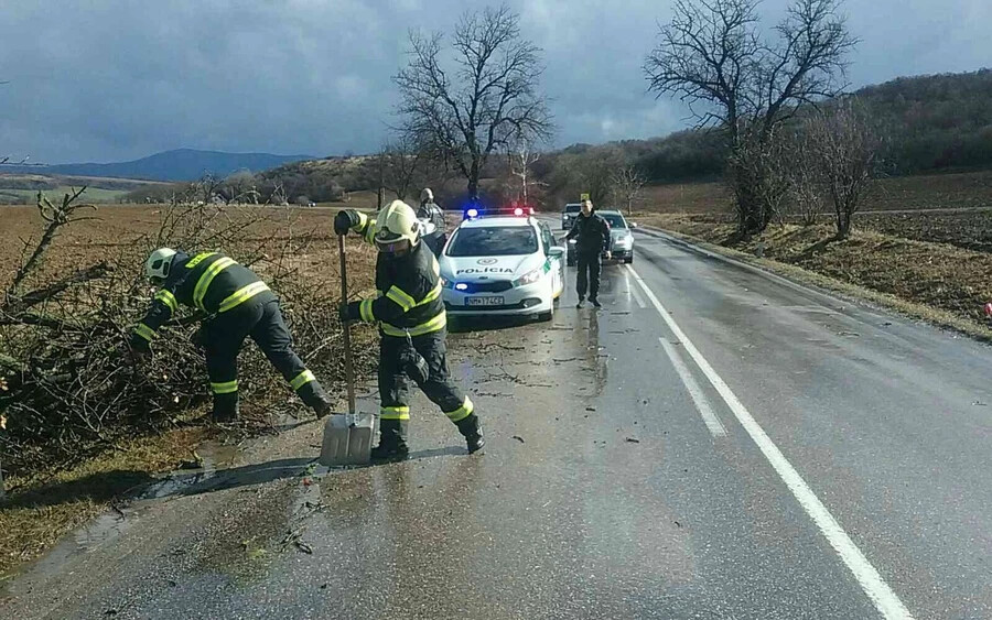 Már kilencven riasztást kaptak a tűzoltók a szélvihar miatt