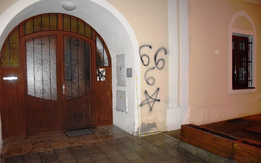 Sátánista szimbólumokat festettek egy római katolikus templom falára