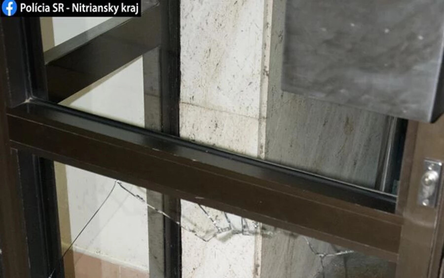 Vandál tört-zúzott egy nyitra megyei bank épületében