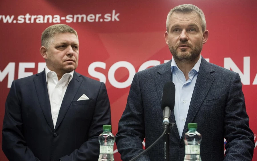 Ahol nyertesek vannak, ott veszteseket is találunk. A Smer vezetője, Robert Fico, egykori miniszterelnök itt még Peter Pellegrinivel vállvetve állt a választásokat követő sajtótájékoztatón. Kép: Pluska / Martin Baumann