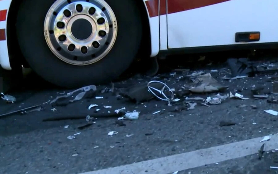 A baleset csütörtök reggel történt Prágában. Az alapiskolásokat szállító autóbusz egy személyautóval ütközött. →