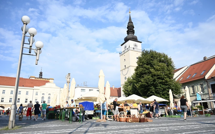 Nagyszombatban nem történt változás, éjszaka még mindig rengetegen ülnek kint a teraszokon.