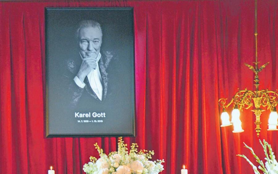 Októberben állami tiszteletadással búcsúztak el a 80 évesen elhunyt Karel Gott énekestől, Prágában ezrek rótták le kegyeletüket a ravatalnál.