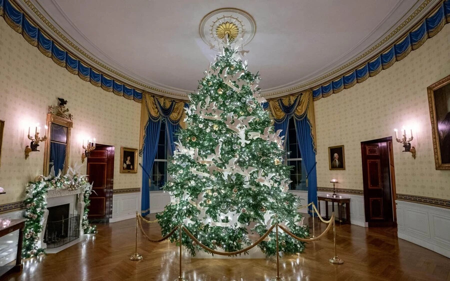 A Kék szobában felállított fő karácsonyfát ebben az évben békegalambok és szalagok lepik el. Utóbbiakon ábécésorrendben olvasható az ország 50 államának neve.