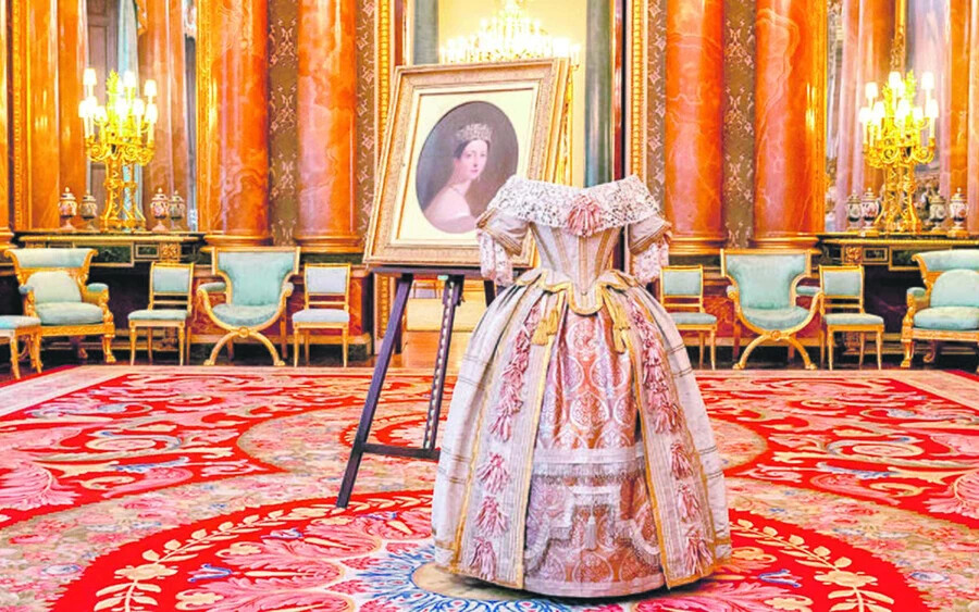 Viktória 1837-ben, mindössze 18 évesen lépett a trónra, és 1901-ben bekövetkezett haláláig uralkodott. Egészen 2015-ig ő tartotta az angol-brit monarchia abszolút uralkodási időrekordját, amelyet ükunokája, a 93 éves II. Erzsébet döntött meg.