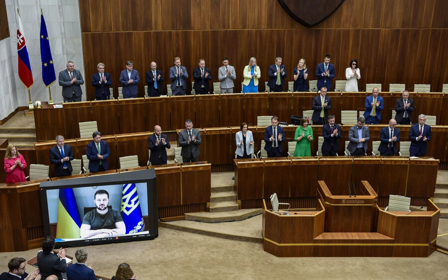 A képviselők állva tapsolták meg Zelenszkij beszédét (FOTÓK!)